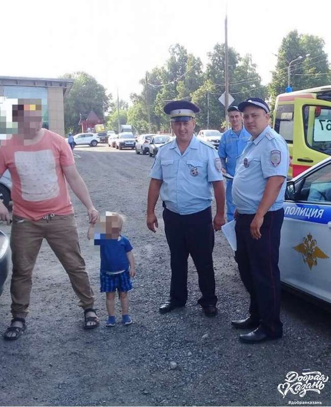 Сотрудники ГИБДД спасли ребёнка Сотрудники ГИБДД спасли ребёнка