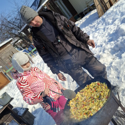 Помогаю папе готовить обед на огне