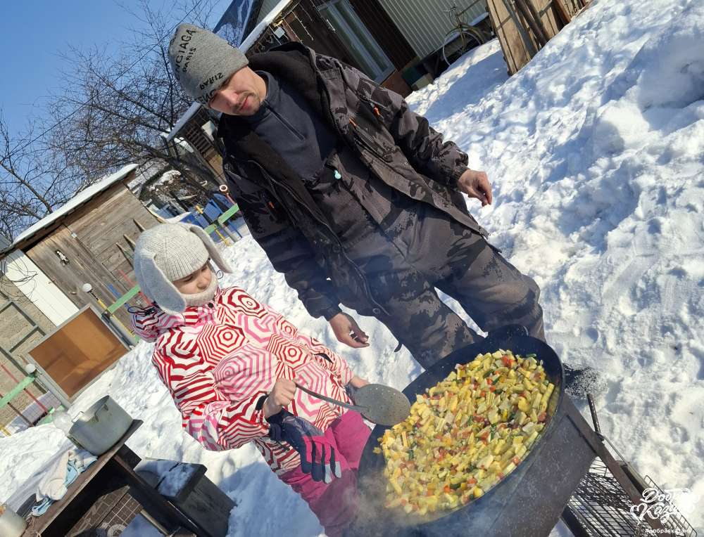 Помогаю папе готовить обед на огне