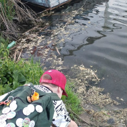 Собрал мусор вокруг озера в парке Победы