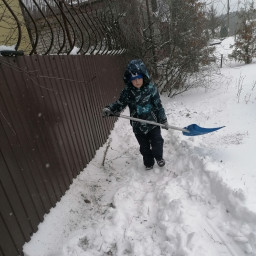 Убираю снег