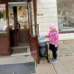 Не разбрасываю мусор на улице, выбрасываю только в урну