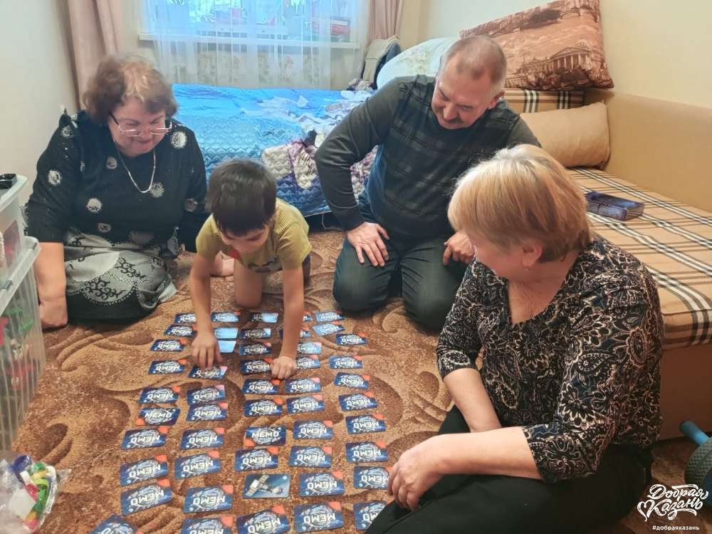 Научил бабушек и дедушку играть в игру.