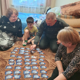 Научил бабушек и дедушку играть в игру.