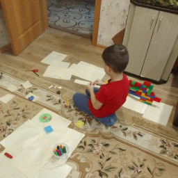 Посидел с младшей сестренкой