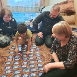 Научил бабушек и дедушку играть в игру.