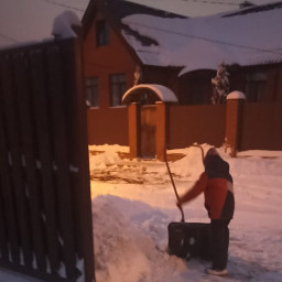 Помогаю убирать снег.