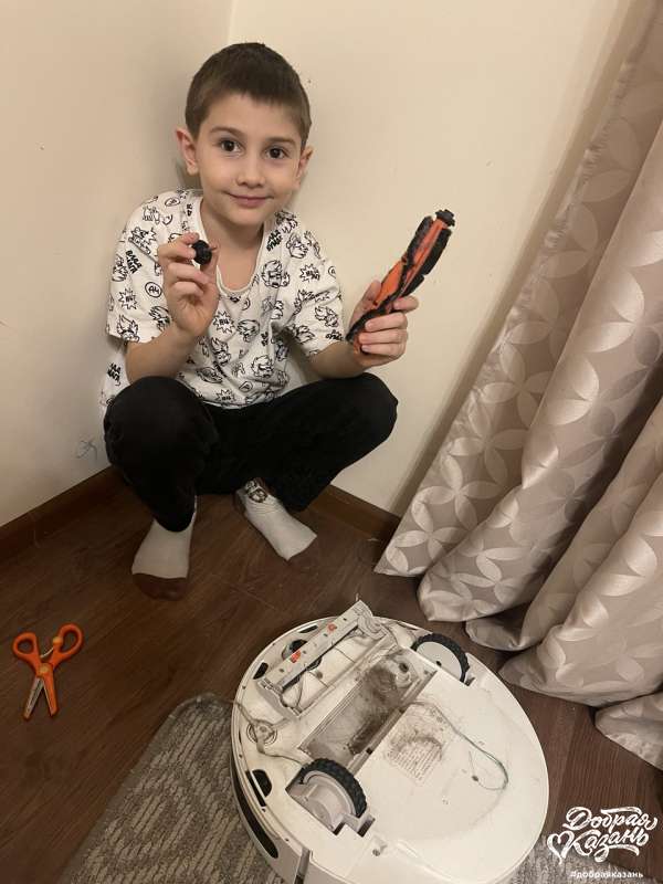 Помогаю маме с уборкой, почистил пылесос.