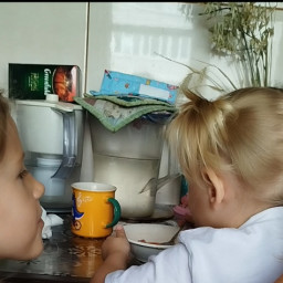 Учу сестренку кушать ложкой