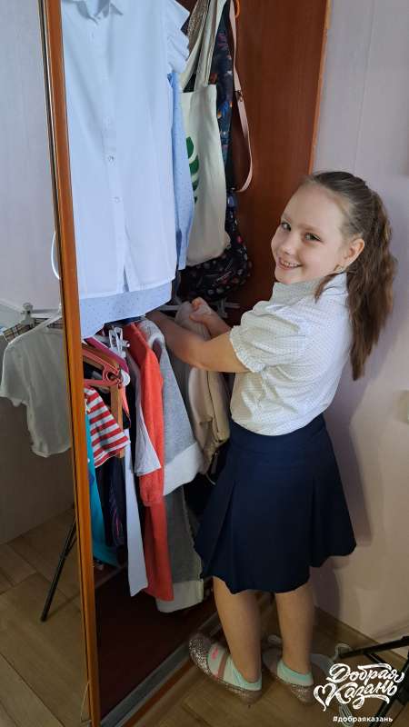 Помогаю родителям, развешиваю и убираю вещи на место