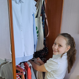 Помогаю родителям, развешиваю и убираю вещи на место