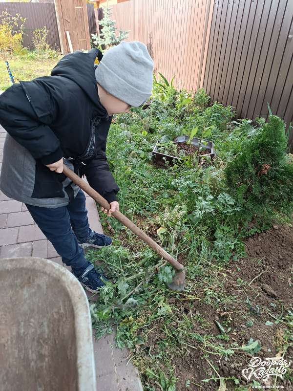 Помогал родителям в огороде.