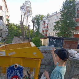 складываю пластиковые бутылки в желтую сетку