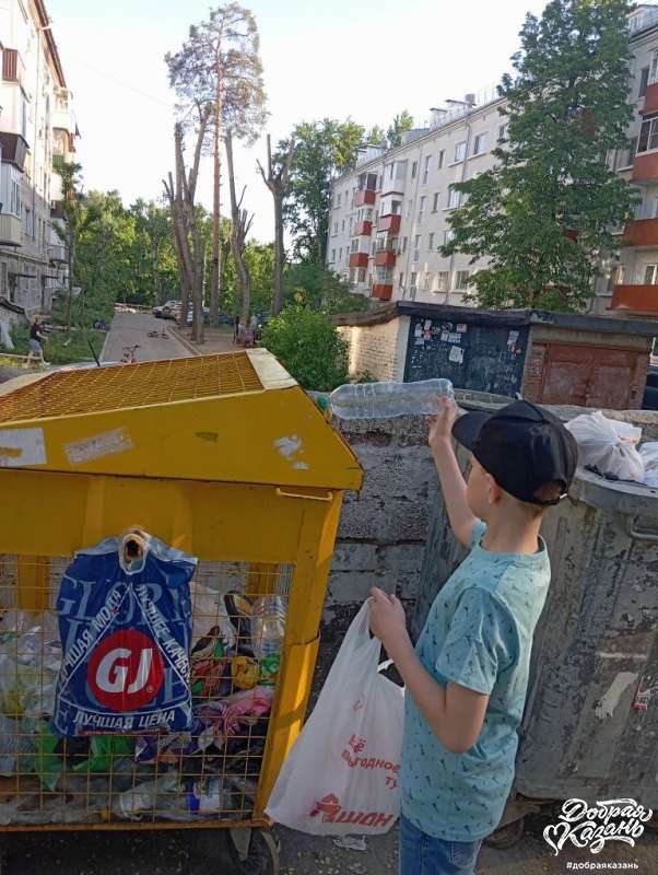 складываю пластиковые бутылки в желтую сетку