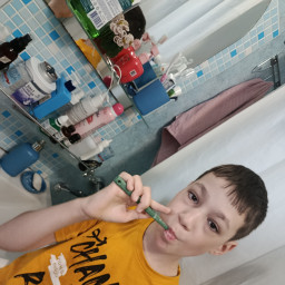экономлю воду при чистке зубов